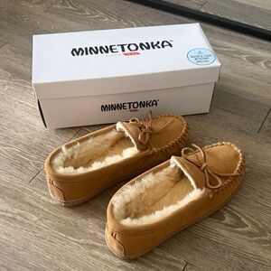 Minnetonka Chestnut/Beige Shearling Moccasin Slippers